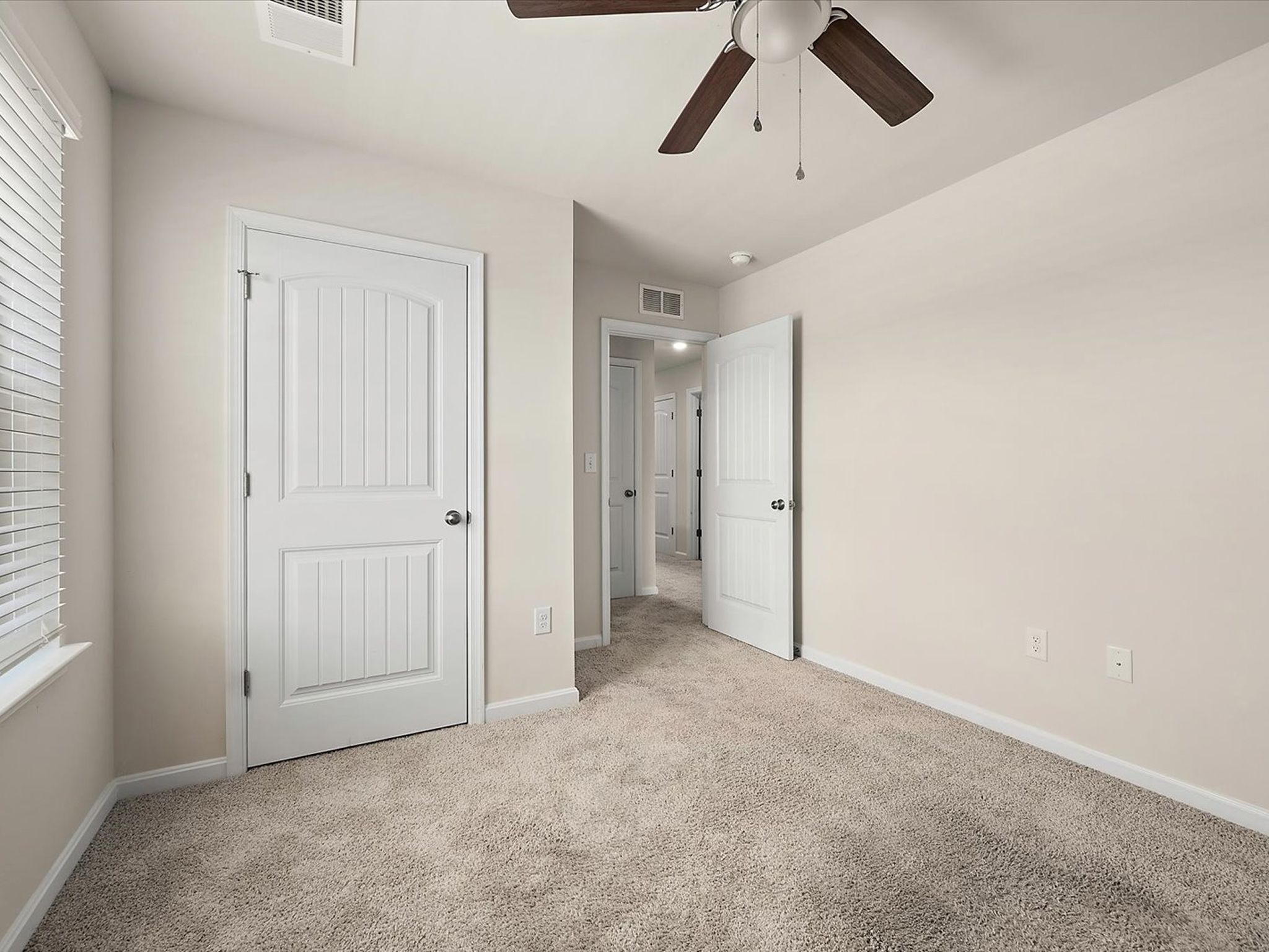 Gallery image slideShow11