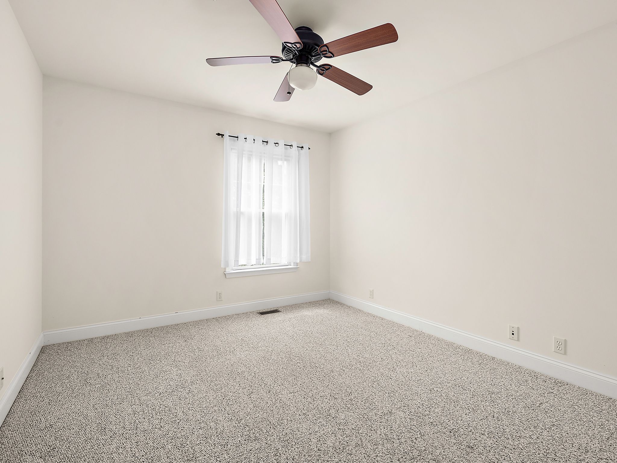 Gallery image slideShow17